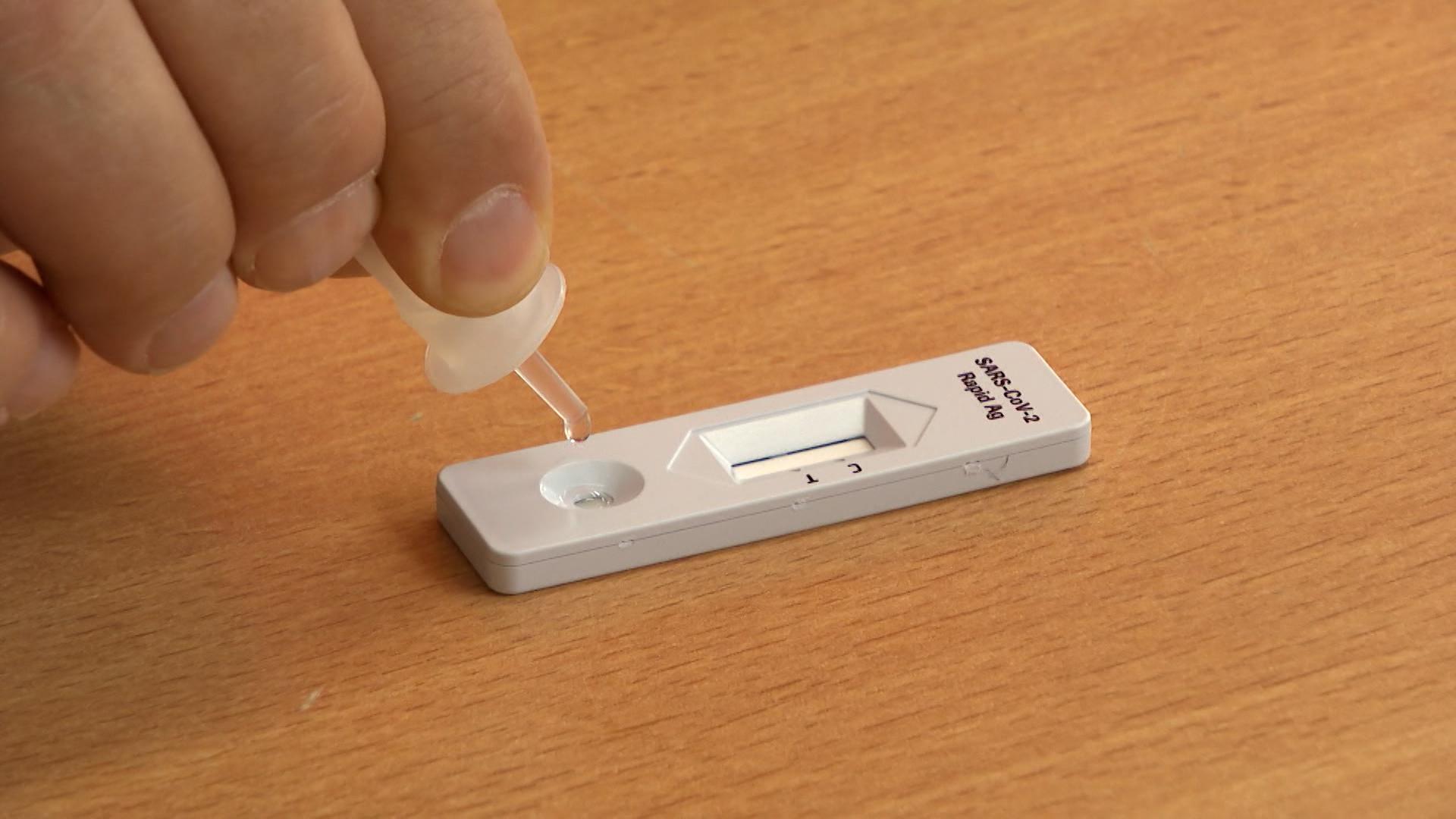 Die neueste Corona-Variante namens Eris breitet sich in Urlaubsländern wie Australien oder Frankreich aus.