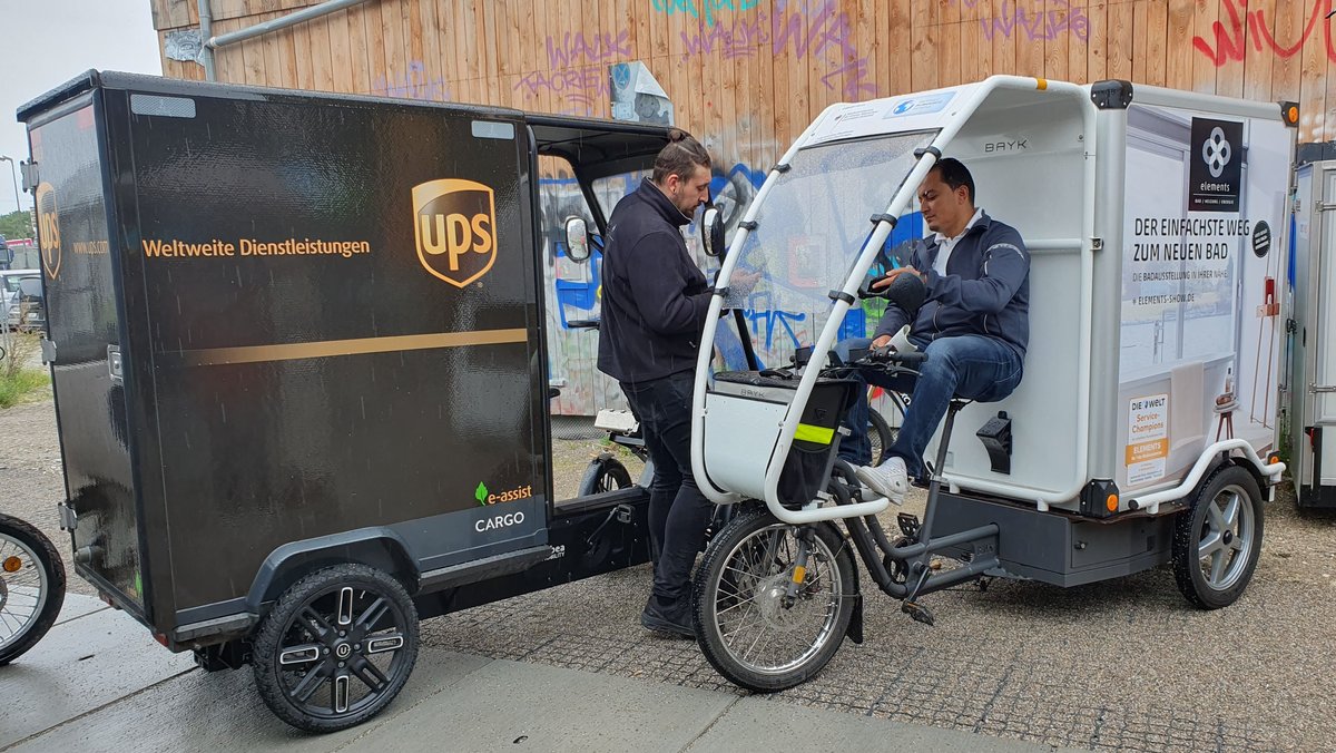 E-Lastenräder stehen am neuen Radlogistik-Hub im Schlachthofviertel