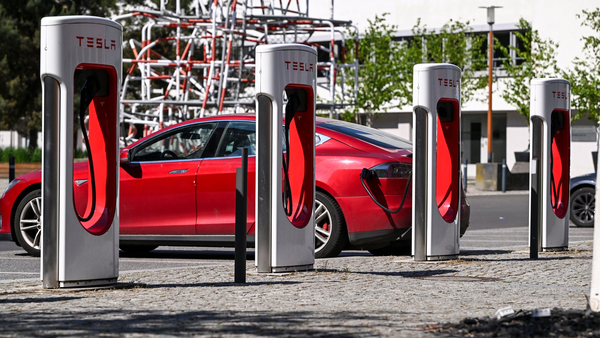 Ein Tesla-Auto lädt an einer Tesla-Ladestation auf dem Gelände vom Euref-Campus Berlin. Hier stehen Tesla-Schnellladestation für E-Autos. (20.05.2025)