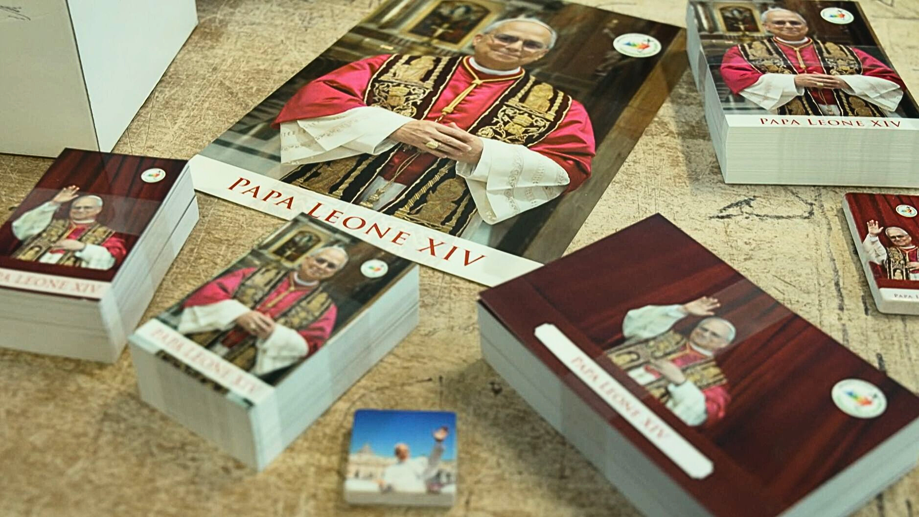 Postkarten mit einem Foto von Papst Leo XIV.