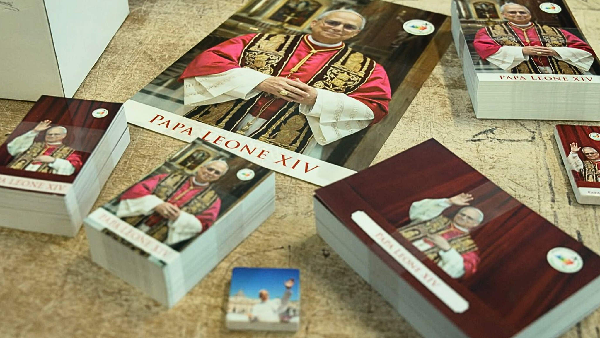 Postkarten mit einem Foto von Papst Leo XIV. | Bild: Bayerischer Rundfunk 2025 Postkarten mit einem Foto von Papst Leo XIV.
