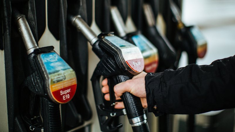 Eine Hand greift an einer Tankstelle zu einem Zapfhahn und greift diesen aus der Halterung | Bild: BR/Johanna Schlüter Eine Hand greift an einer Tankstelle zu einem Zapfhahn und greift diesen aus der Halterung