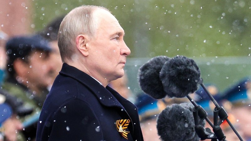 Der russische Präsident am 9. Mai 2024 am Mikrofon | Bild: Anadolu/Picture Alliance Der russische Präsident am 9. Mai 2024 am Mikrofon