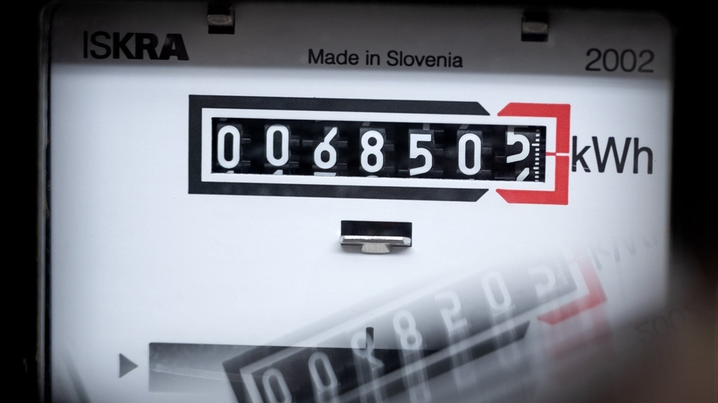 Ein Stromzähler zeigt die verbrauchten Kilowattstunden an. (Symbolbild)