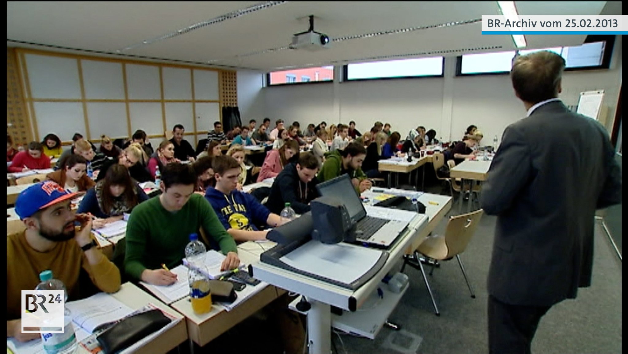 Studierende in einem Hörsaal 