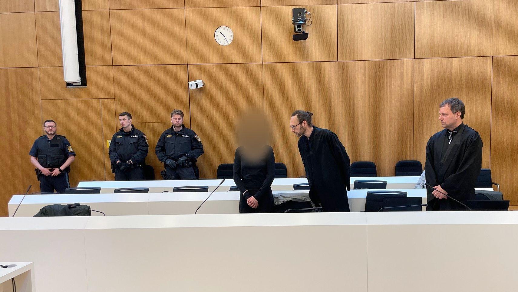 (Archivbild) Die angeklagte Hanna S. (m) beim Prozessauftakt im Februar im Gerichtssaal. 