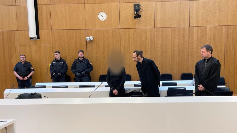 (Archivbild) Die angeklagte Hanna S. (m) beim Prozessauftakt im Februar im Gerichtssaal. | Bild: pa/dpa/Alf Meier (Archivbild) Die angeklagte Hanna S. (m) beim Prozessauftakt im Februar im Gerichtssaal.