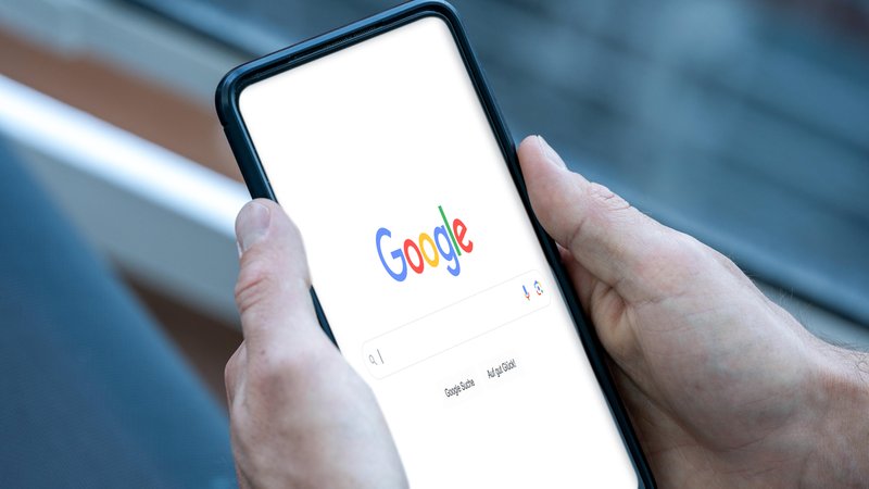 Smartphone in der Hand einer Person, welche im Internet nach einem Thema googelt | Bild: pa/dpa/ CHROMORANGE | Michael Bihlmayer Smartphone in der Hand einer Person, welche im Internet nach einem Thema googelt