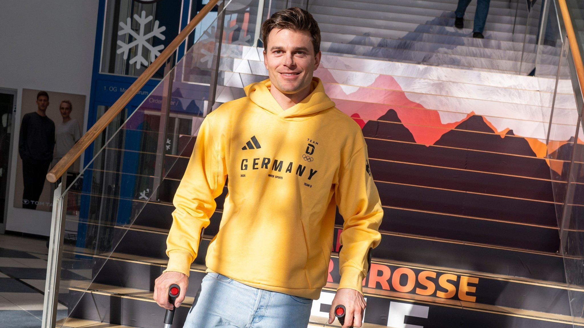 19.01.2026, Bayern, München: Alexander Schmid (Ski Alpin) steht während der Einkleidung für die Winterspiele im Treppenhaus Foto: Peter Kneffel/dpa +++ dpa-Bildfunk +++