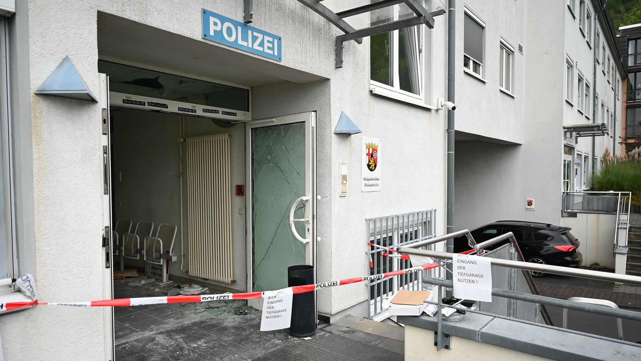 Abgesperrt ist der Bereich um den Eingang der Polizeiinspektion in Linz am Rhein nach einem versuchten Macheten-Angriff.