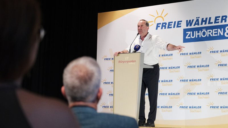 Hubert Aiwanger (Freie Wähler), Wirtschaftsminister von Bayern, spricht anlässlich des Wahlkampfabschlusses der Freien Wähler Sachsen. | Bild: picture alliance/dpa | Sebastian Willnow Hubert Aiwanger (Freie Wähler), Wirtschaftsminister von Bayern, spricht anlässlich des Wahlkampfabschlusses der Freien Wähler Sachsen.