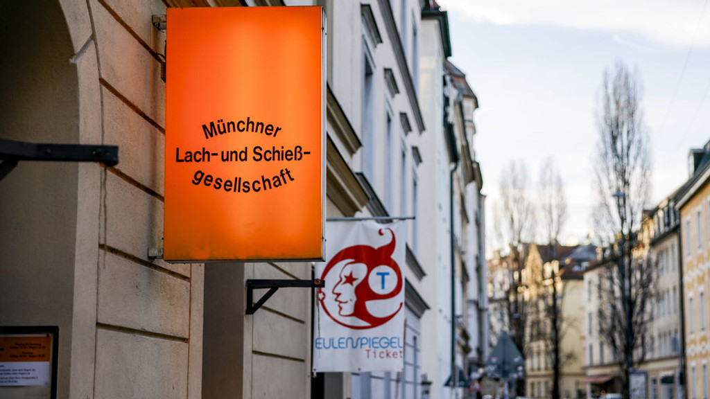 PRODUKTION - 16.02.2023, Bayern, München: Ein beleuchtetest Schild markiert den Eingang zur Lach- und Schießgesellschaft. Die Stadt München hofft auf die Rettung des politischen Kabaretts. Foto: Axel Heimken/dpa +++ dpa-Bildfunk +++