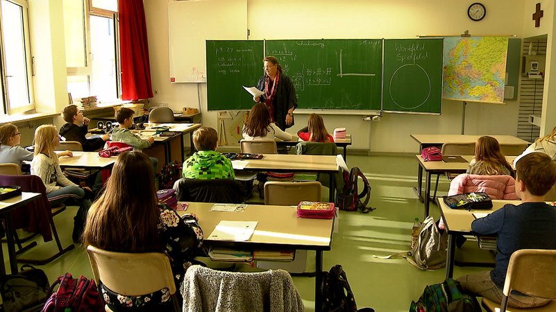 Eine Schülerin will die Exen an bayerischen Schulen mit einer Petition an den Bayerischen Landtag abschaffen. | Bild: Bayerischer Rundfunk 2024 Eine Schülerin will die Exen an bayerischen Schulen mit einer Petition an den Bayerischen Landtag abschaffen.