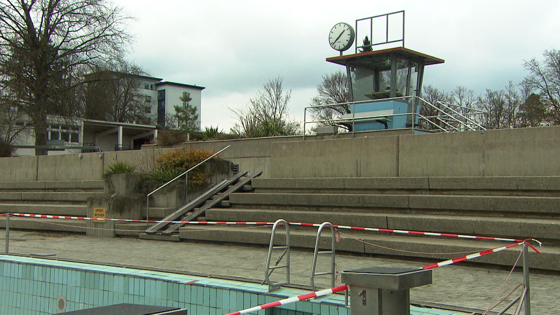 Das marode Freibad in Waldkraiburg.
