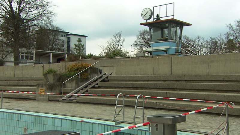 Das marode Freibad in Waldkraiburg. | Bild: BR Das marode Freibad in Waldkraiburg.
