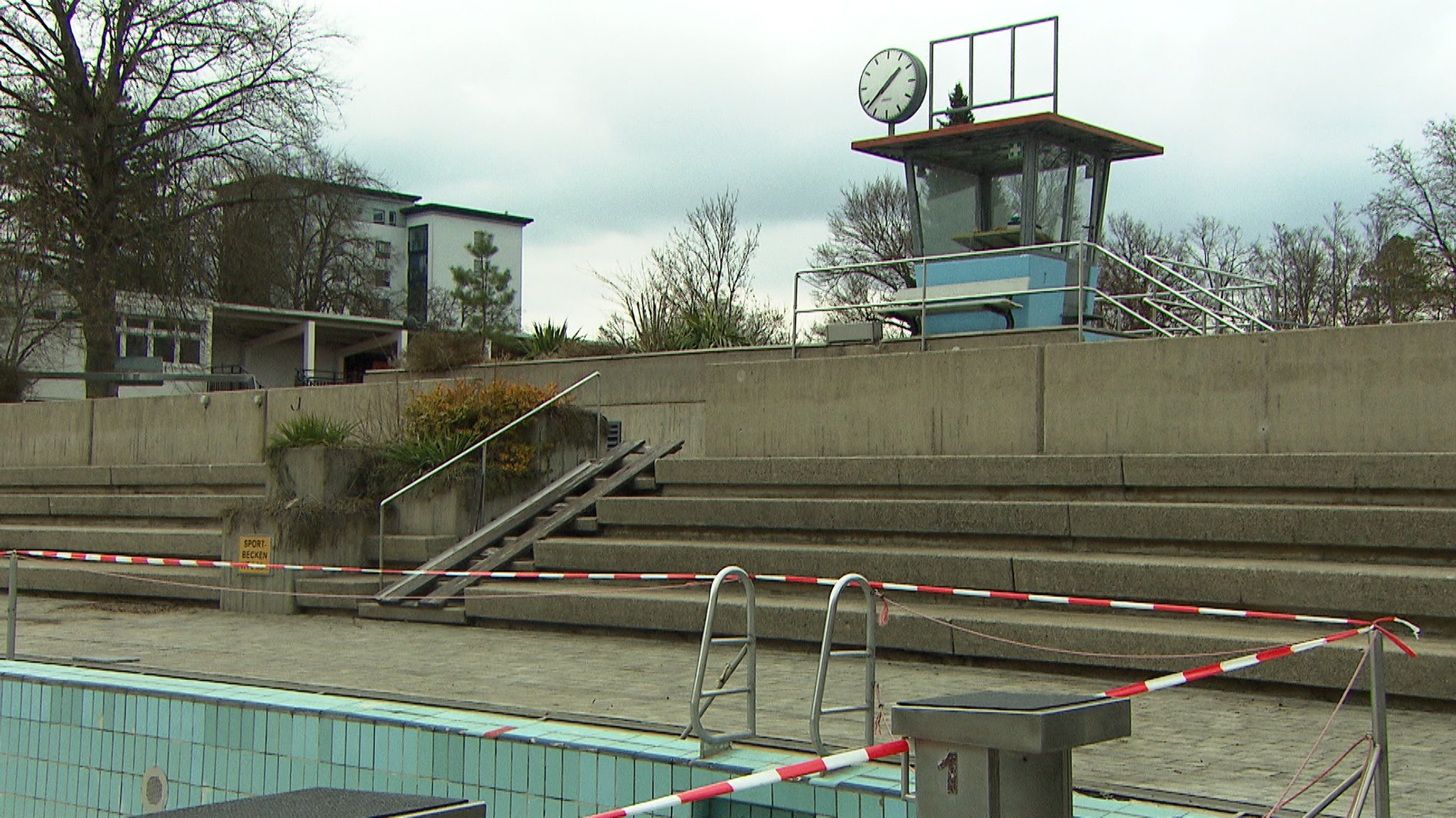 Das marode Freibad in Waldkraiburg.