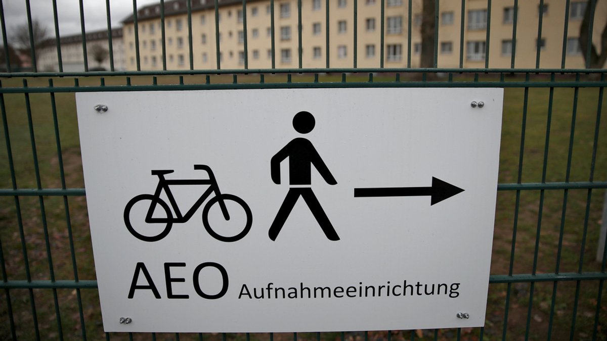 Ein Schild weist den Weg zum Eingangsbereich für Fußgänger und Radfahrer für das Gelände des AnkER-Zentrums in Bamberg. 