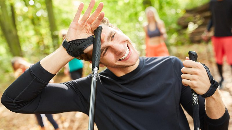 Schwitzender Fitness-Trainer beim Nordic Walking für Gesundheit und Ausdauer | Bild: picture alliance / Zoonar | Robert Kneschke Schwitzender Fitness-Trainer beim Nordic Walking für Gesundheit und Ausdauer