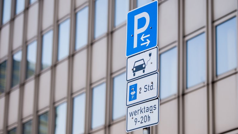 In Bayern können Elektroautos ab 1.4.2025 für drei Stunden kostenlos parken | Bild: BR/pa In Bayern können Elektroautos ab 1.4.2025 für drei Stunden kostenlos parken