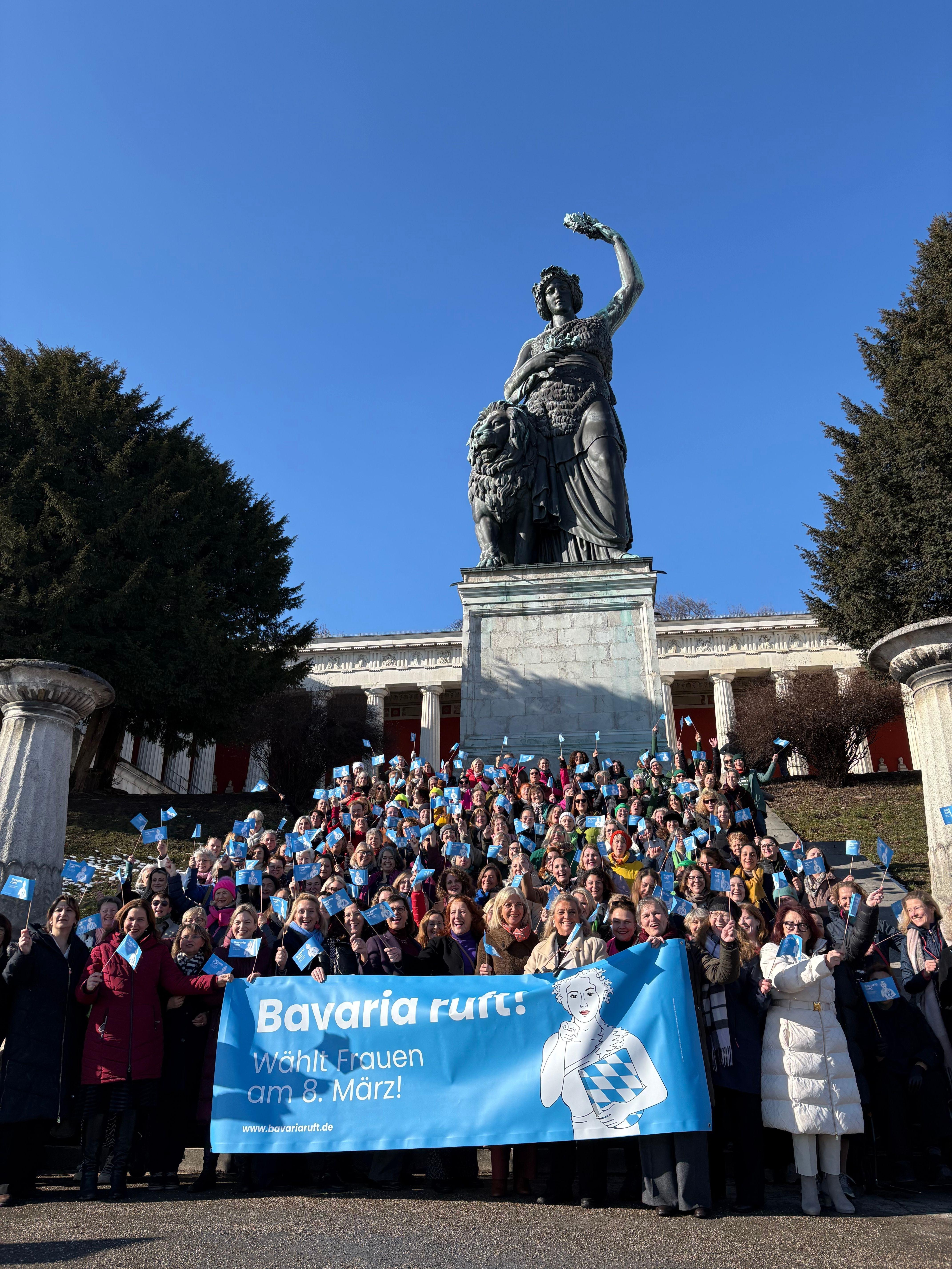 Frauenversammlung unterhalb der Bavaria in München