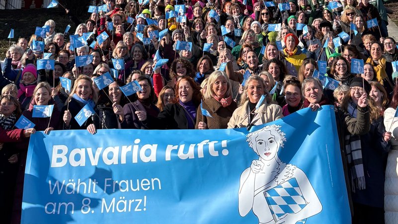 Frauenversammlung unterhalb der Bavaria in München | Bild: Nadine Bader Frauenversammlung unterhalb der Bavaria in München