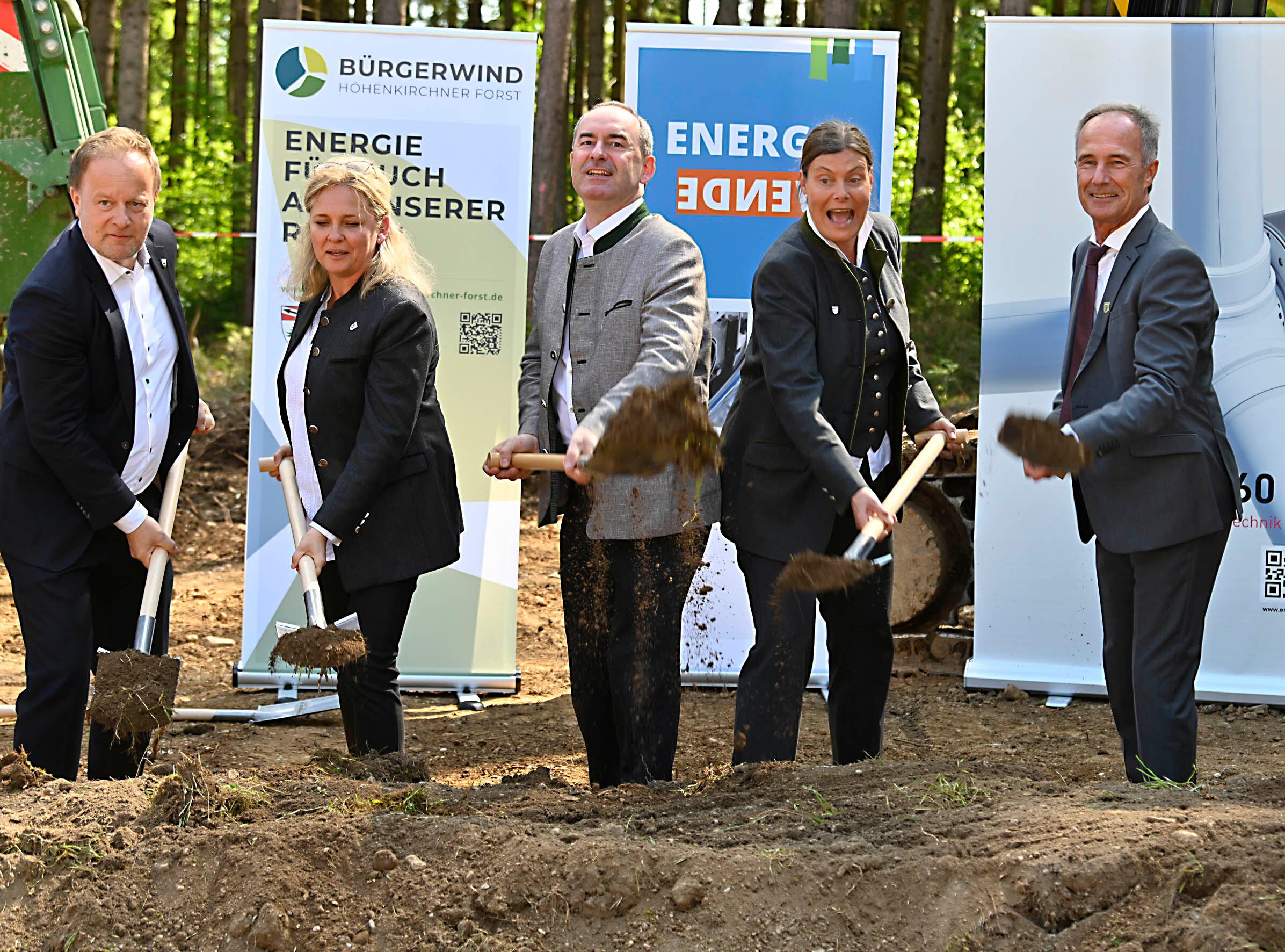 Würdenträger bei Spatenstich