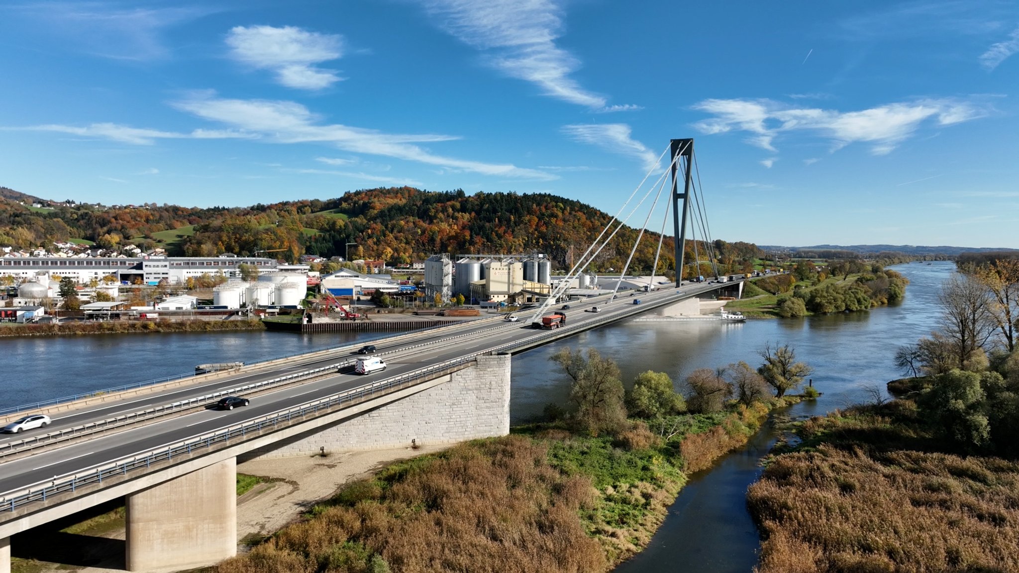 Archivbild: Die A3 bei Deggendorf mit der Autobahnbrücke | Bild: Patrick Viertl/BR Archivbild: Die A3 bei Deggendorf mit der Autobahnbrücke