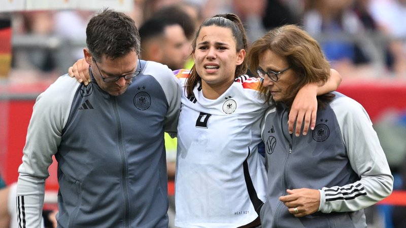 Lena Oberdorf wird verletzt vom Feld begleitet | Bild: dpa-Bildfunk/Sebastian Gollnow Lena Oberdorf wird verletzt vom Feld begleitet