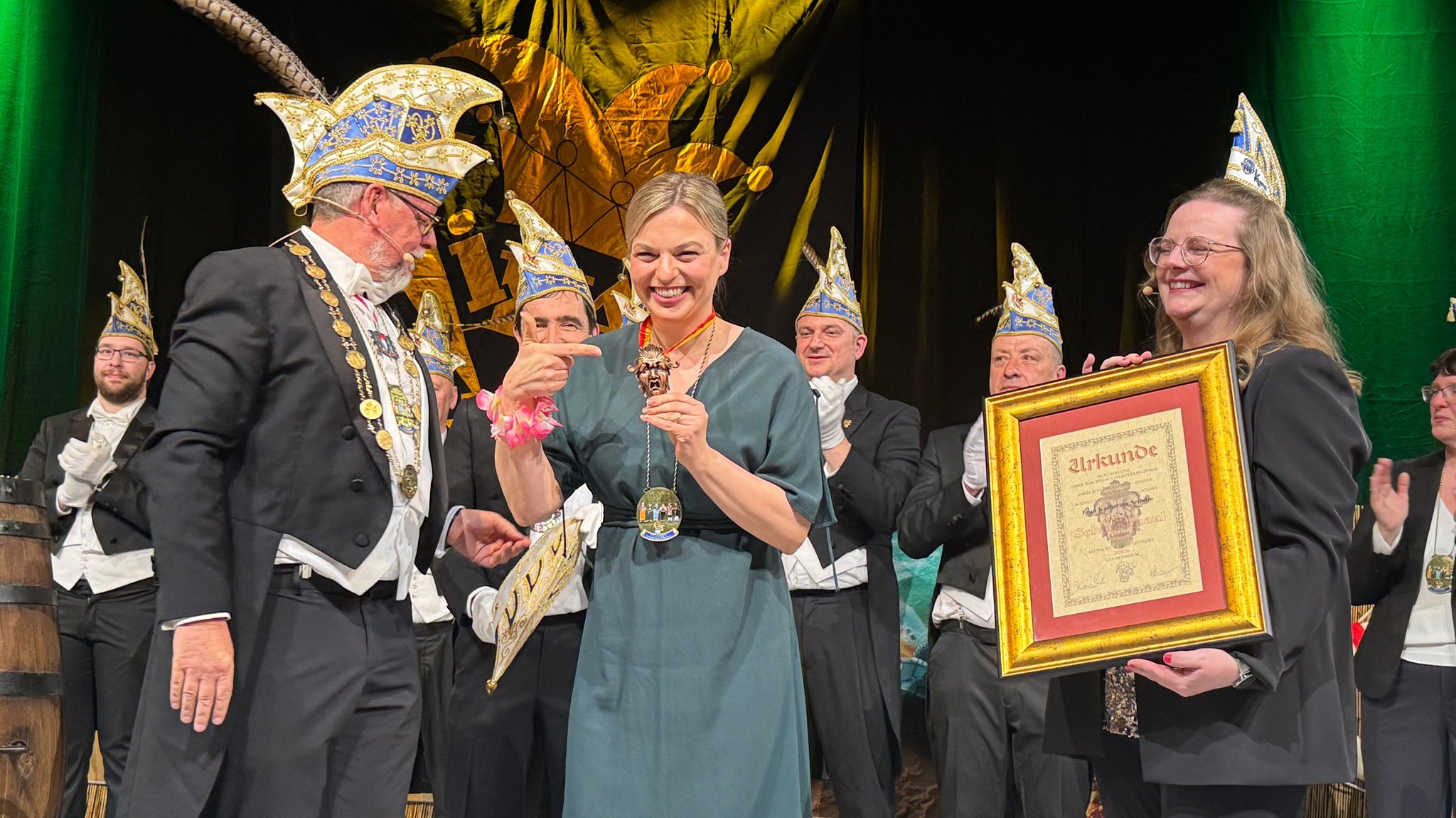 Grünen-Politikerin Katharina Schulze (Mitte) bei der Verleihung des Schlappmaulordens in Kitzingen | Bild: Pirmin Breninek BR Grünen-Politikerin Katharina Schulze (Mitte) bei der Verleihung des Schlappmaulordens in Kitzingen