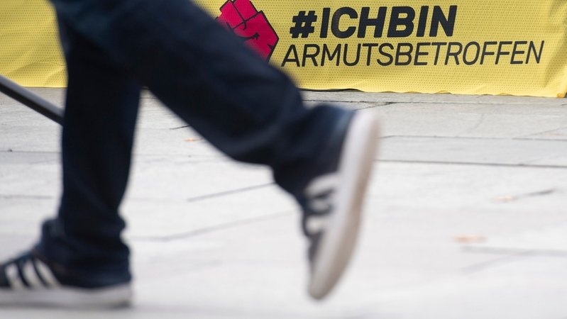 #ichbinarmutsbetroffen steht bei der Kundgebung der gleichnamigen Initiative am Bundeskanzleramt auf einem Transparent 