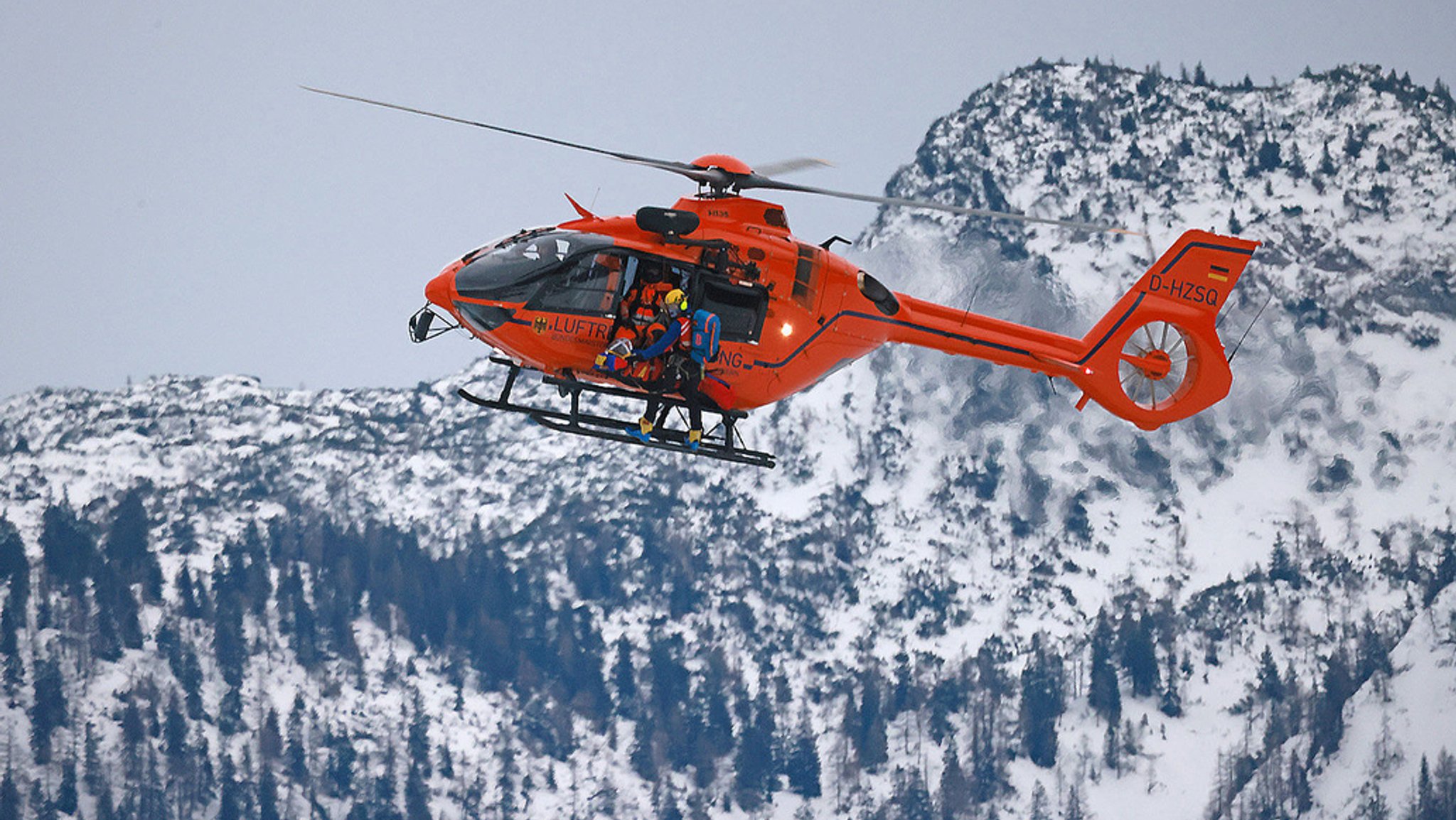 Ein Rettungshubschrauber ist nach einem Lawinenunglück im Einsatz (Symbolbild)