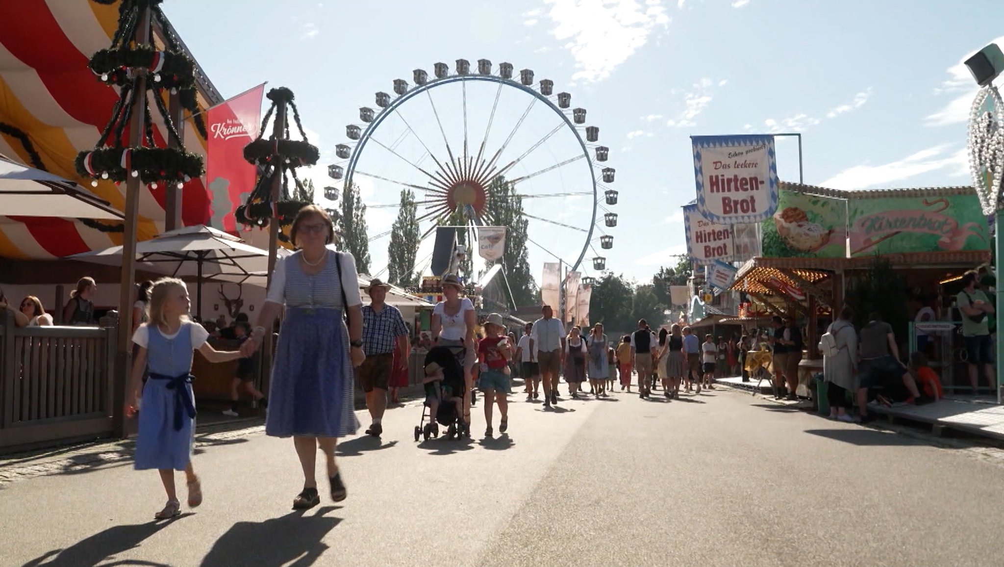 Riesenrad und Festgäste mit Dirndln. | Bild: Bayerischer Rundfunk 2026 Riesenrad und Festgäste mit Dirndln.
