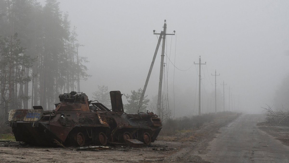 Ukraine, Jampil: Ein zerstörtes russisches Militärfahrzeug steht in der Nähe des kürzlich zurückeroberten Dorfes Jampil.