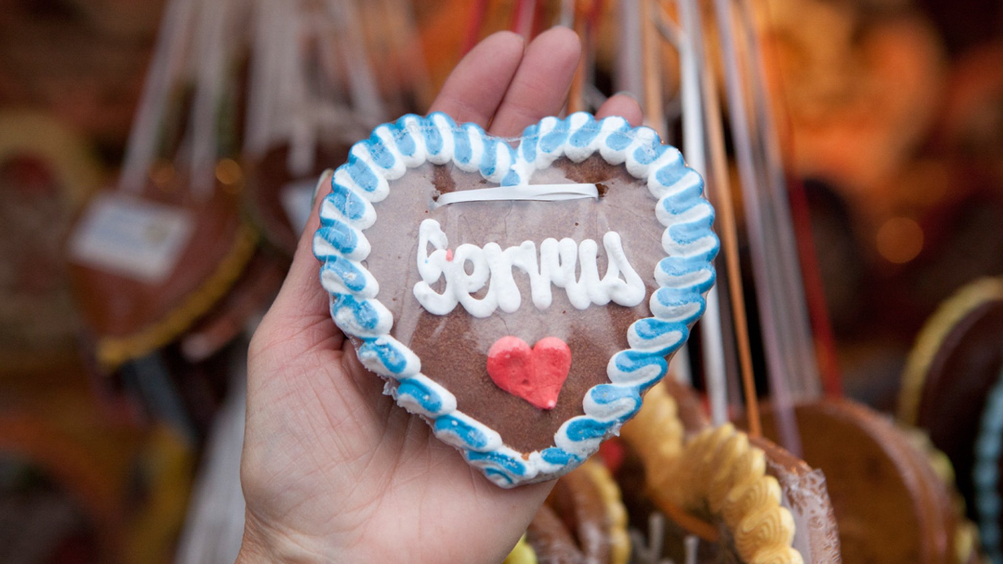 Lebkuchenherz mit der Aufschrift "Servus" (Symbolbild).