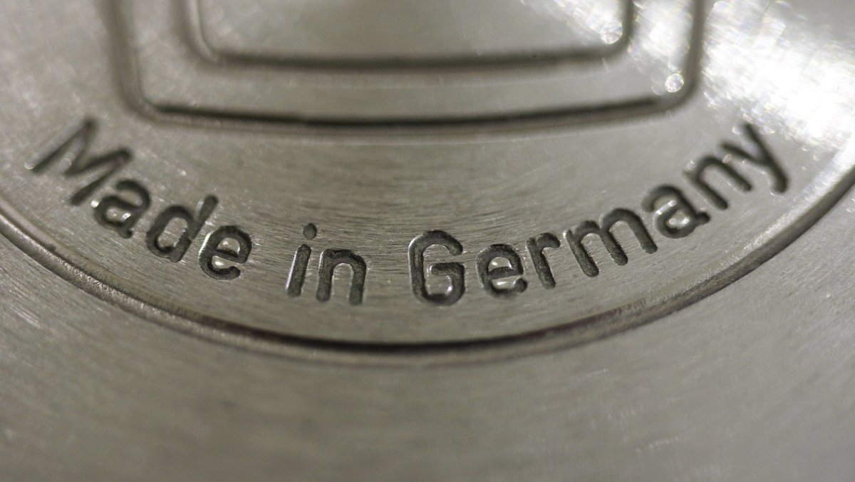Siegel "Made in Germany": Ursprünglich war es keine Auszeichnung, wenn ein Produkt made in Germany war, sondern ein Warnhinweis der Briten auf die Billigprodukte aus Deutschland. Doch die Qualität deutscher Erzeugnisse änderte sich.