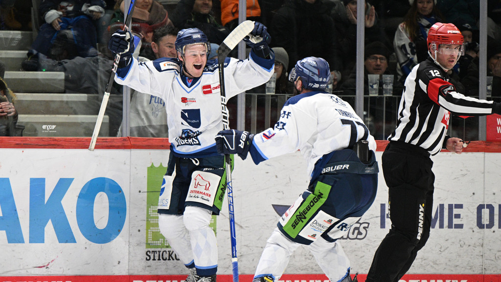 Ian Scheid und Travis Turnbull von den Straubing Tigers | Bild: picture-alliance/dpa Ian Scheid und Travis Turnbull von den Straubing Tigers