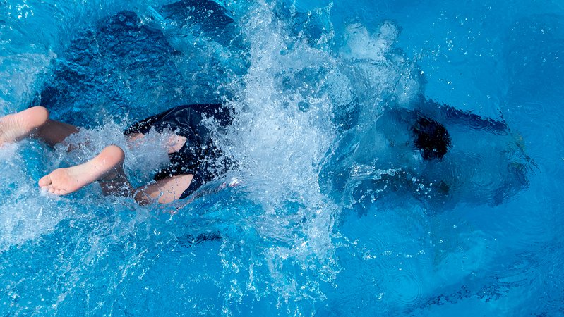 Jemand taucht im Freibad ab | Bild: pa/dpa/Sven Hoppe Jemand taucht im Freibad ab