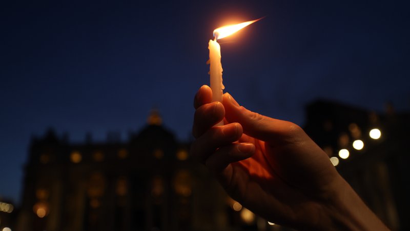 An Mariä Lichtmess werden traditionell die Kerzen für das kommende Jahr gesegnet. | Bild: picture alliance / ZUMAPRESS.com | Marco Iacobucci An Mariä Lichtmess werden traditionell die Kerzen für das kommende Jahr gesegnet.