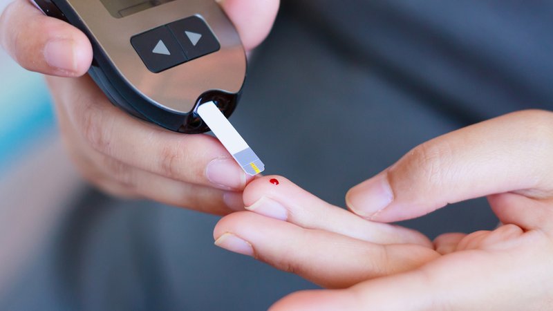Eine Person misst ihren Blutzucker mit einem Glucosetest für Diabetiker. | Bild: stock.adobe.com/Kwangmoozaa Eine Person misst ihren Blutzucker mit einem Glucosetest für Diabetiker.