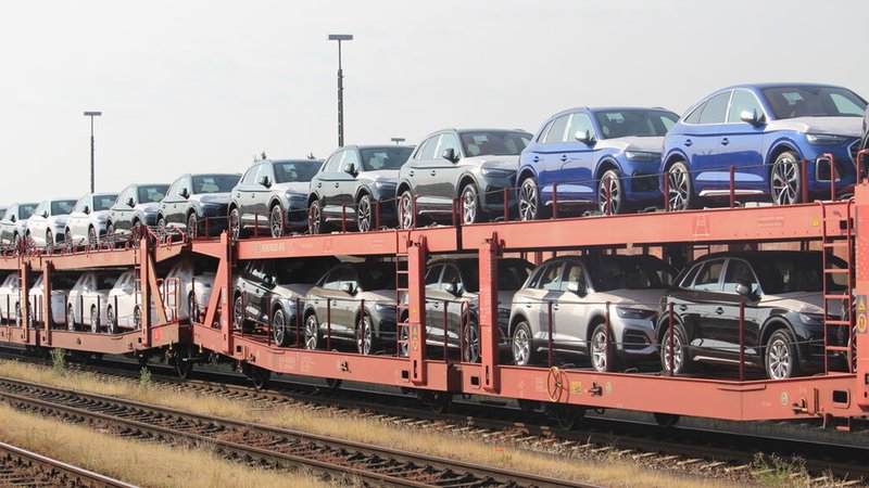 Transport von Neuwagen mit der Bahn. | Bild: Bayerischer Rundfunk/ Marcel Kehrer Transport von Neuwagen mit der Bahn.