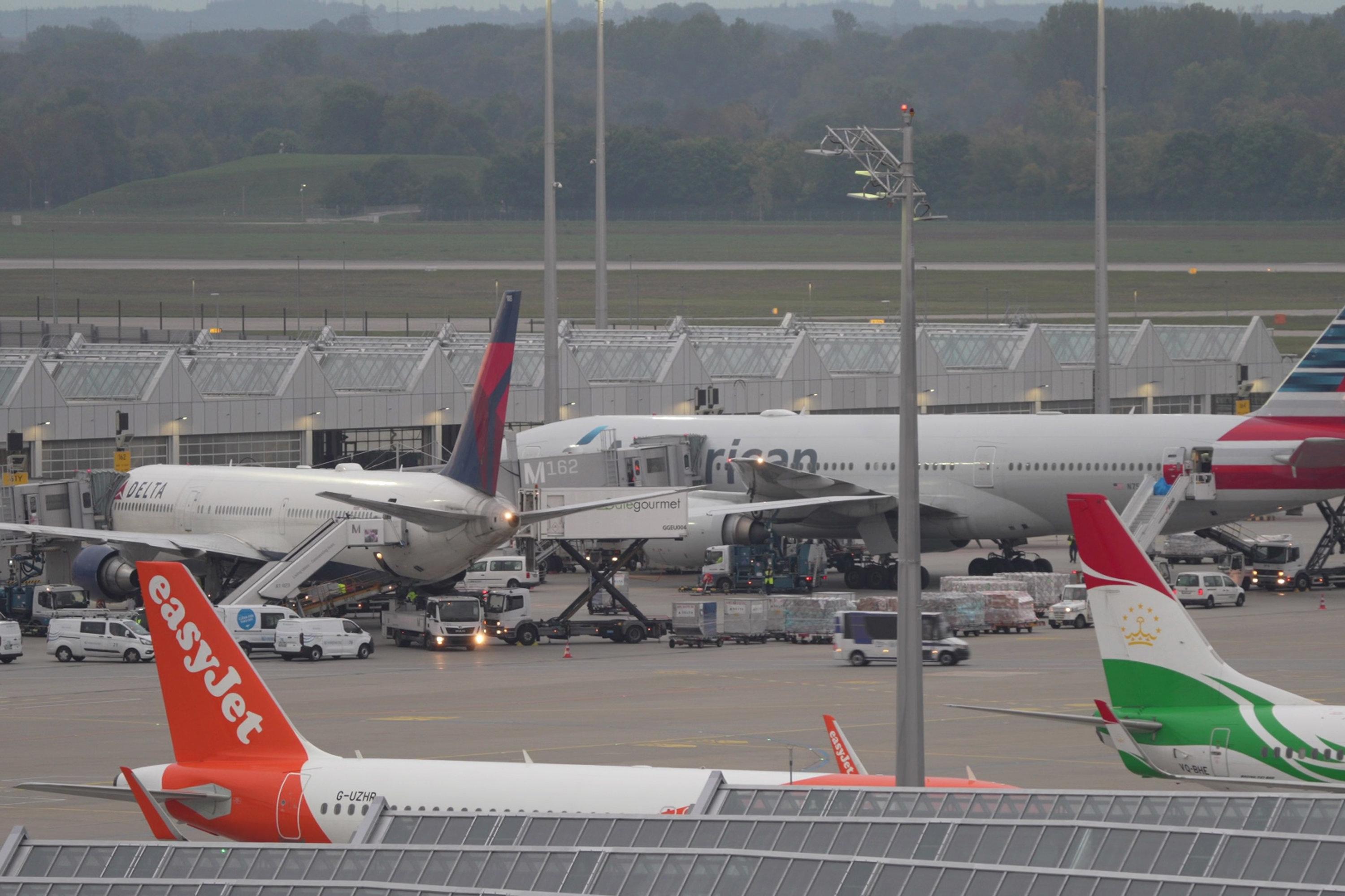 04.10.2025, Bayern, München: Flugzeuge stehen am Flughafen. Nach den Drohnensichtungen hat der Münchner Flughafen den Betrieb am Morgen wieder aufgenommen. Der Flughafen München hat am Abend wegen möglicher neuer Drohnen-Sichtungen wieder den Betrieb eingestellt. Foto: Enrique Kaczor/onw-images/dpa +++ dpa-Bildfunk +++