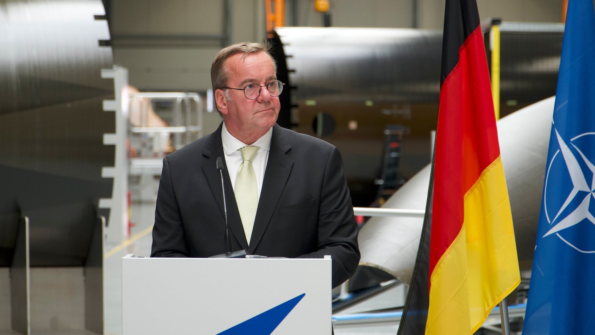 Verteidigungsminister Boris Pistorius (SPD) spricht während seines Besuchs bei Isar Aerospace auf einer Pressekonferenz