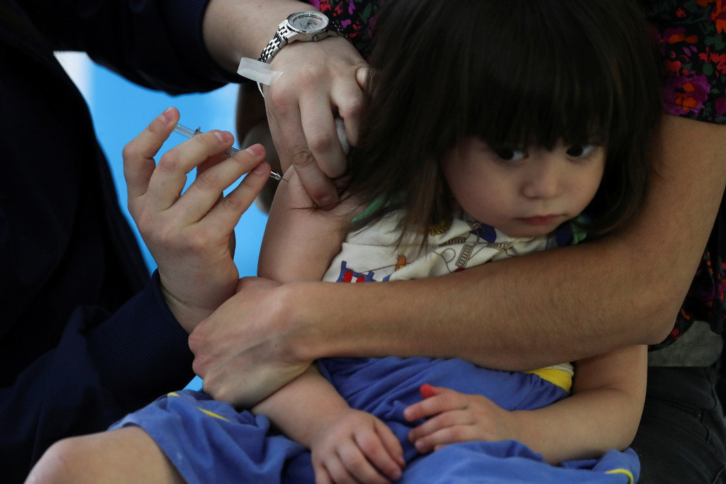Ein Kind bei einer Impfung 