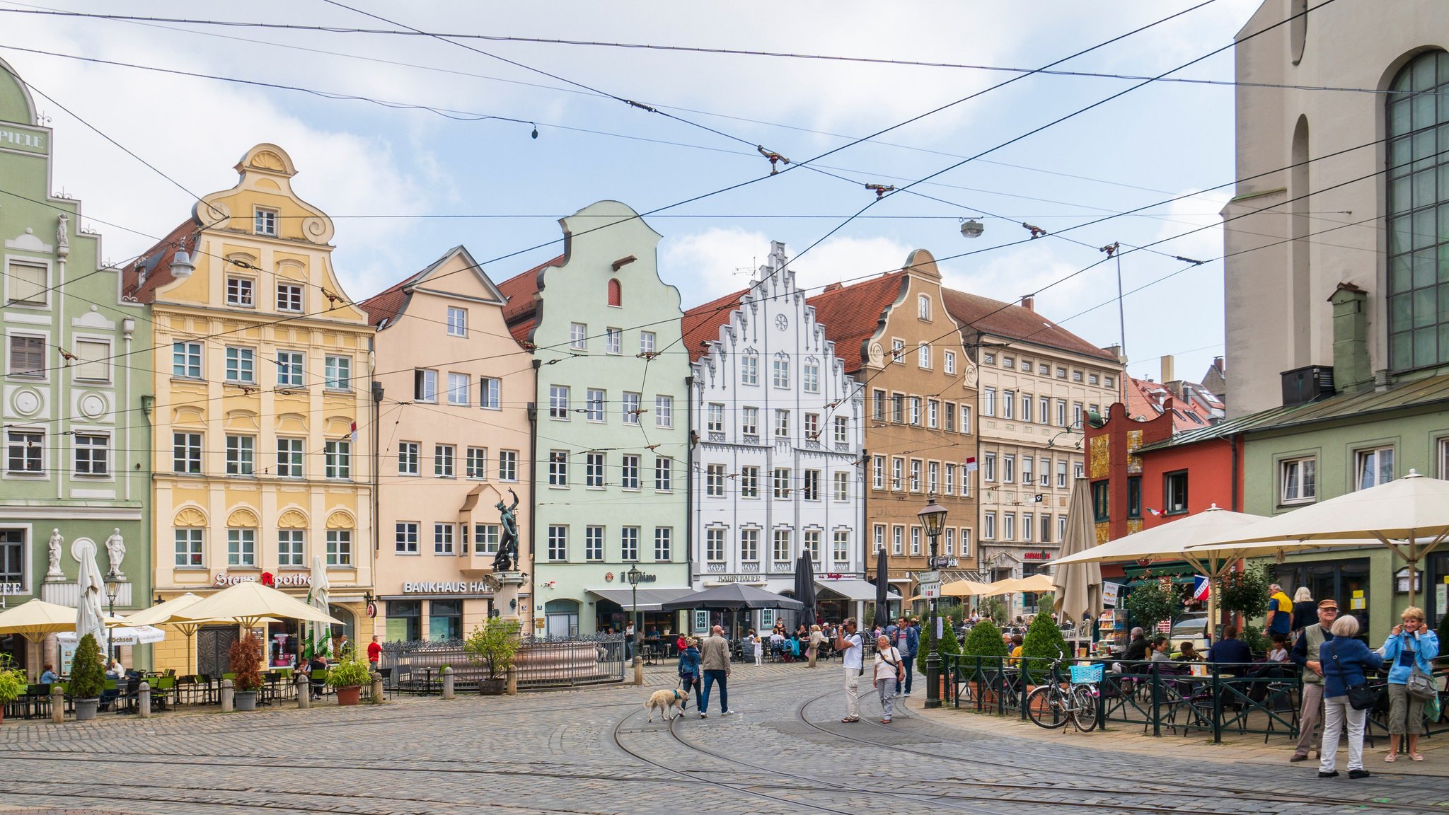 Der Moritzplatz in der Hauptstadt von Bayerisch-Schwaben, Augsburg, mit Fußgängerzone und Gastronomie vor historischer Häuserzeile