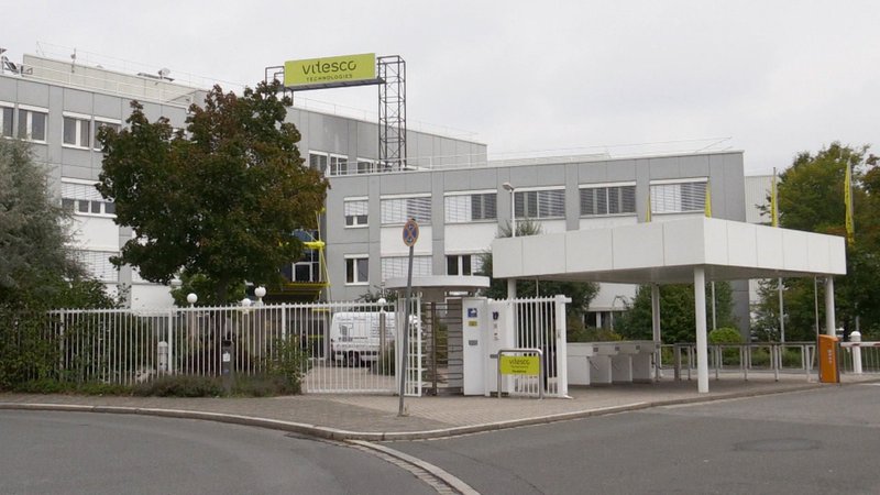 Die fränkische Schaeffler-Gruppe geht auf die Aktionäre des Regensburger Autozulieferers Vitesco zu und hebt das Übernahmeangebot an.