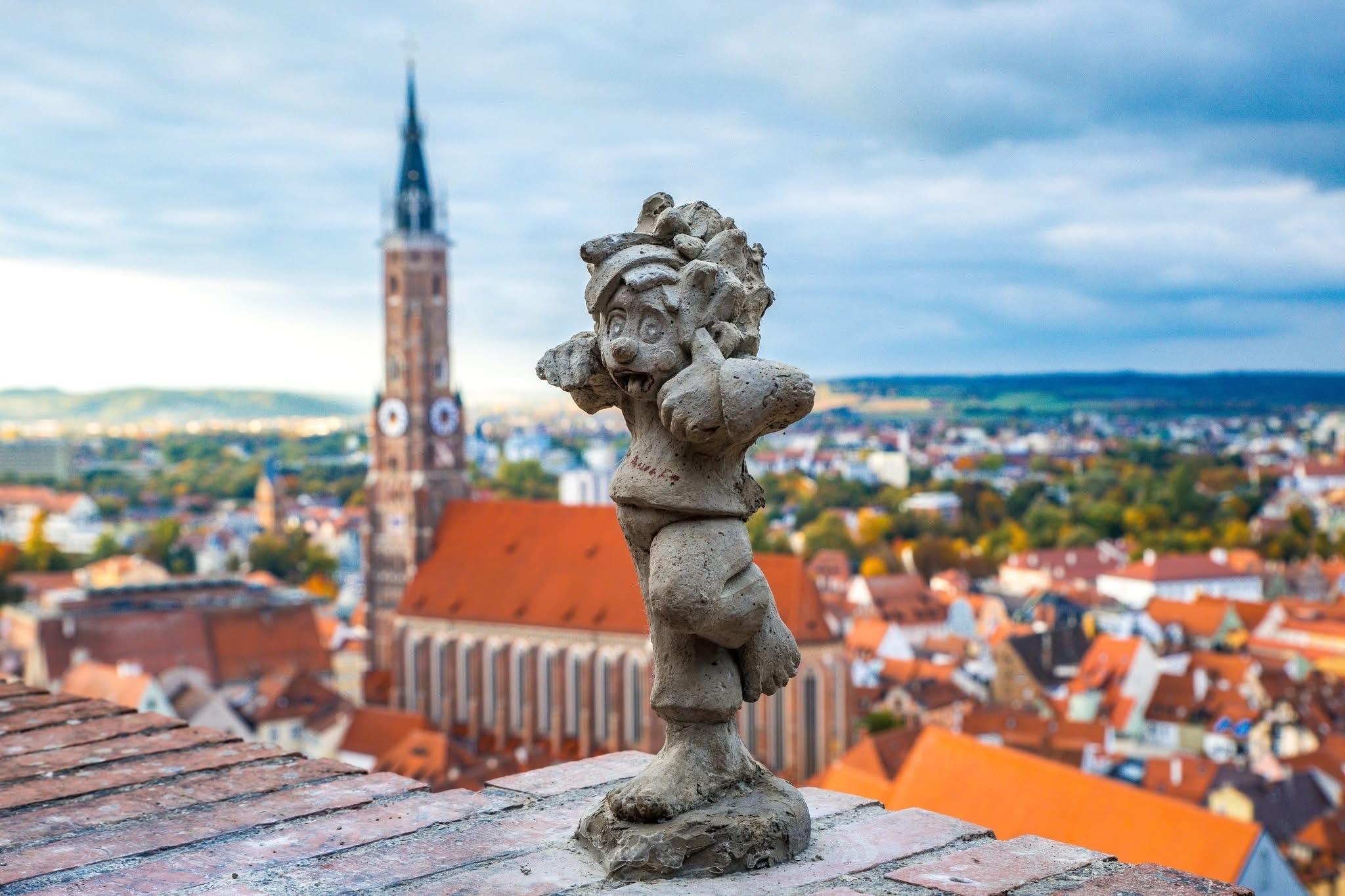 So sieht die Pumuckl-Skulptur aus. Ein Unbekannter hat sie abgebrochen und mitgehen lassen. 