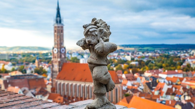 So sieht die Pumuckl-Skulptur aus. Ein Unbekannter hat sie abgebrochen und mitgehen lassen. | Bild: Attila Gereb, Landshut So sieht die Pumuckl-Skulptur aus. Ein Unbekannter hat sie abgebrochen und mitgehen lassen.