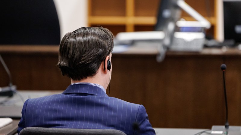Der Angeklagte von hinten in dunkelblauem Anzug, zurückgegelten braunen Haaren und Knopf für Übersetzungen im Ohr schaut in Richtung Richterbank. Am Landgericht Nürnberg-Fürth hat der Prozess um tödliche Schüsse auf einer Hochzeitsfeier in Fürth begonnen. | Bild: picture alliance/dpa | Daniel Karmann Der Angeklagte von hinten in dunkelblauem Anzug, zurückgegelten braunen Haaren und Knopf für Übersetzungen im Ohr schaut in Richtung Richterbank. Am Landgericht Nürnberg-Fürth hat der Prozess um tödliche Schüsse auf einer Hochzeitsfeier in Fürth begonnen.