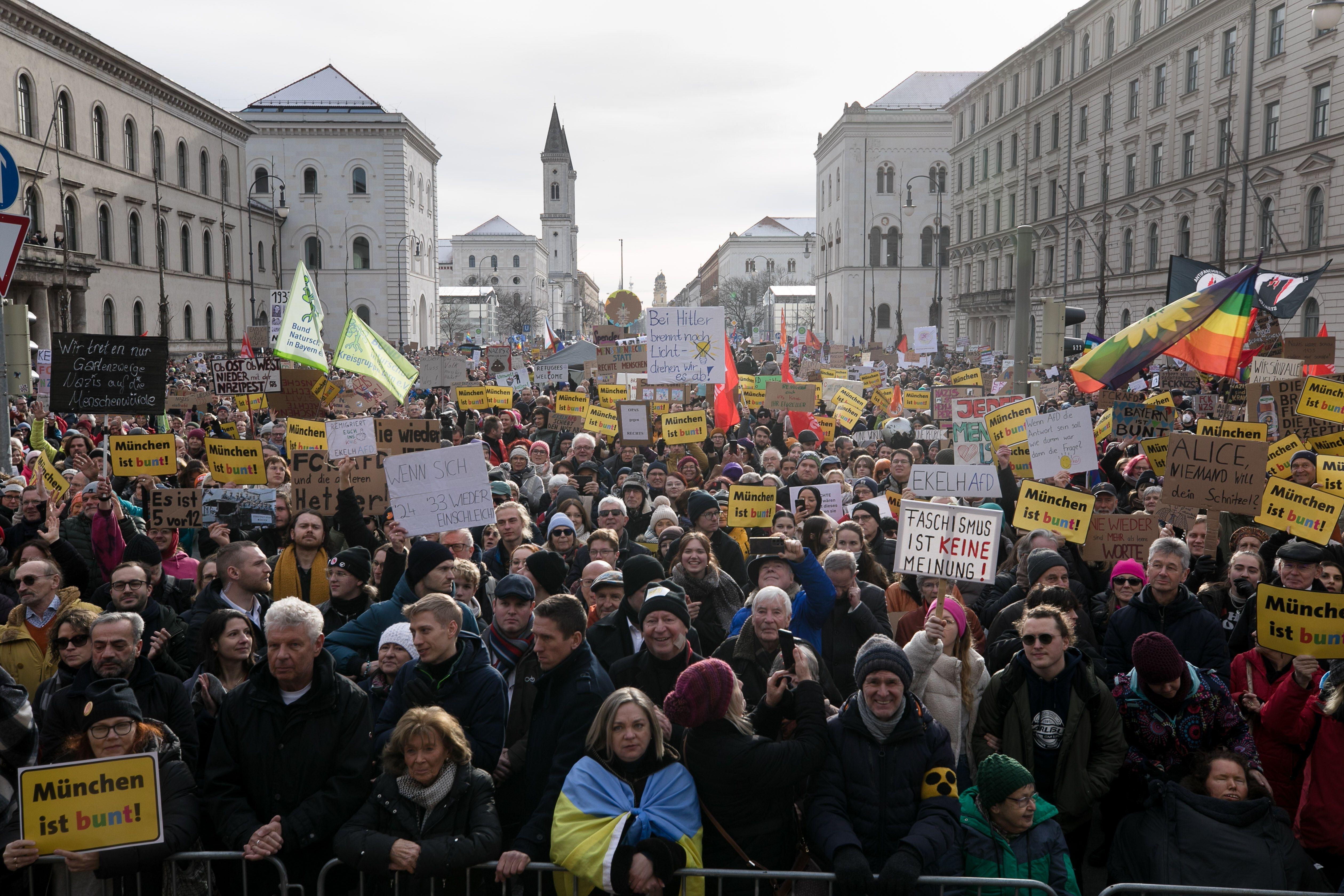Archivbild: Über 100.000 Demonstranten protestieren rund um das Siegestor sowie in der Ludwigstraße und Leopoldstraße gegen Rechtsextremismus