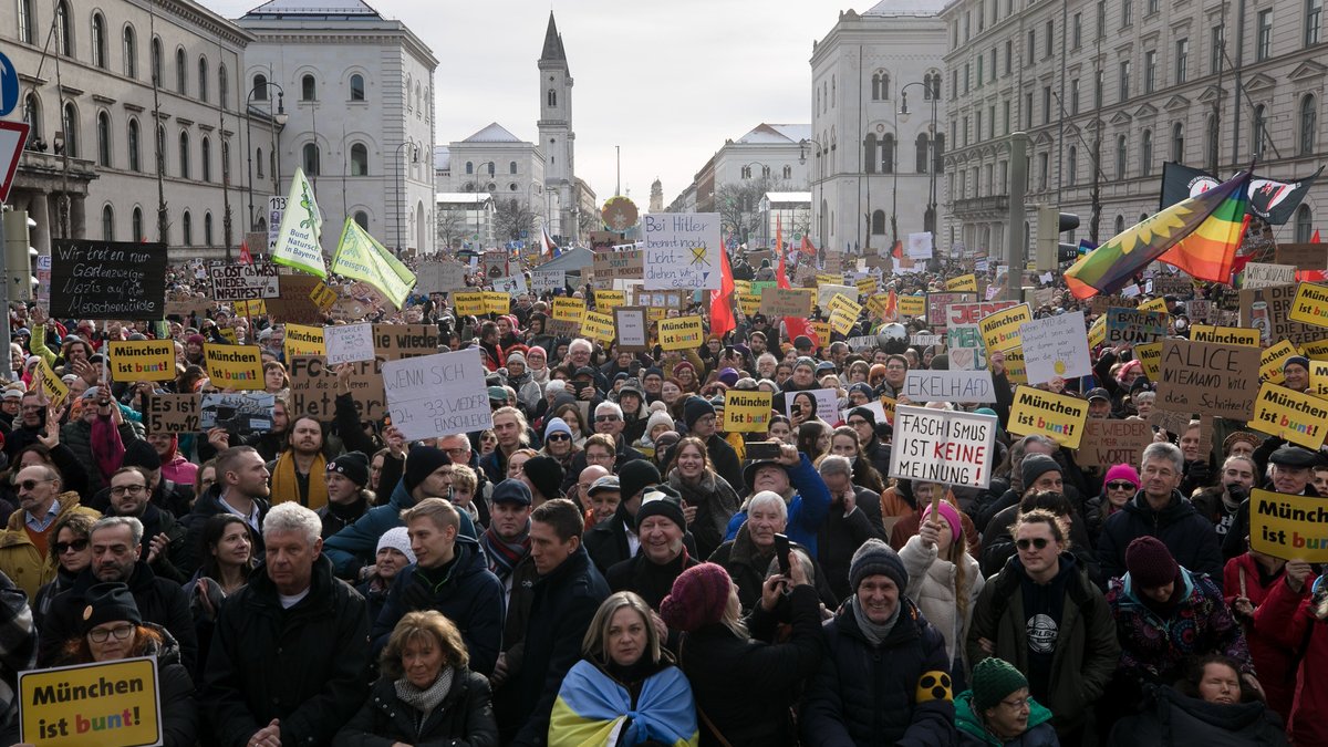 Archivbild: Über 100.000 Demonstranten protestieren rund um das Siegestor sowie in der Ludwigstraße und Leopoldstraße gegen Rechtsextremismus